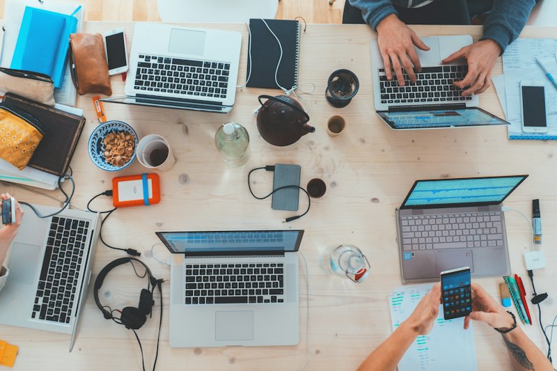 Gemeinsame Arbeitsfläche mit Laptops und Notebooks